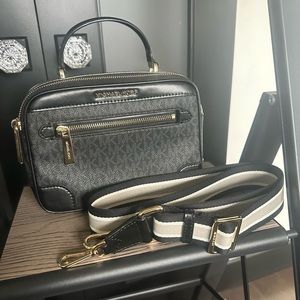 MICHAEL KORS crossbody. Coated canvas logo w/leather trim, detachable strap.